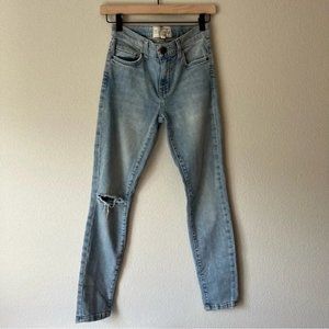 Light Wash Distressed Knee Skinny Jeans Size 25